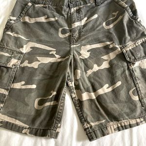 Men’s shorts camp print cargos